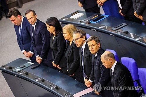 독일 연방의회에 참석한 올라프 숄츠 총리를 비롯한 정부 주요 각료들
