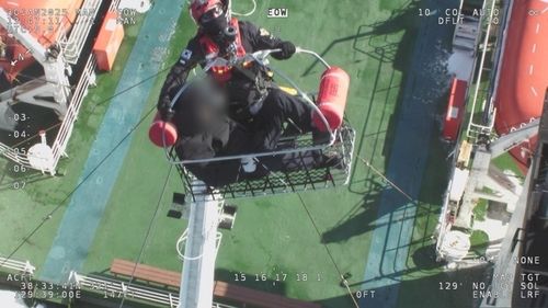 국제여객선 내 응급환자 헬기 긴급 이송하는 동해해경청