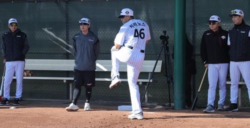 등번호 46번을 달고 LG 캠프에서 투구하는 요니 치리노스