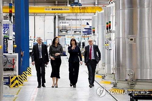 29일(현지시간) 옥스퍼드셔 엔셤의 지멘스 헬시니어를 방문한 재무장관