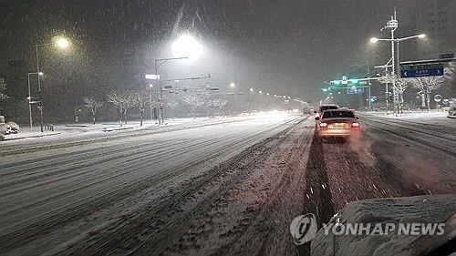 눈 쌓인 도로 위 운전 조심조심