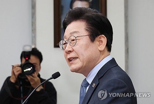 질문에 답변하는 이재명 대표