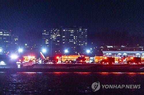 29일(현지시간) 미국 워싱턴 로널드 레이건 공항 인근에서 소방당국이 수색 및 구조 작업을 수행하고 있다.