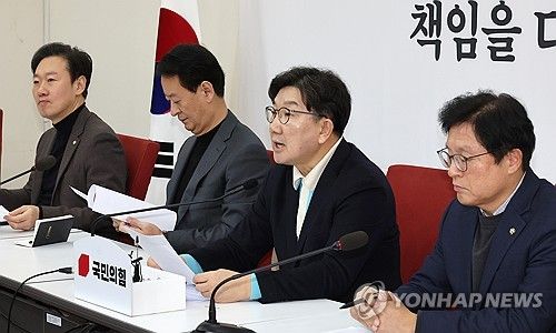 발언하는 권성동 원내대표