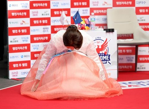 한가위를 맞아 당구 팬에게 한복을 입고 절하는 김가영
