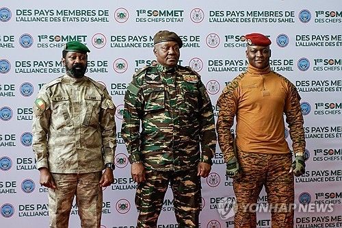 왼쪽부터 말리, 니제르, 부르키나파소의 군정지도자
