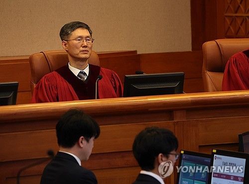 윤 대통령 탄핵심판 4차 변론 자리한 문형배 직무대행