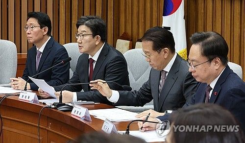 발언하는 권성동 원내대표