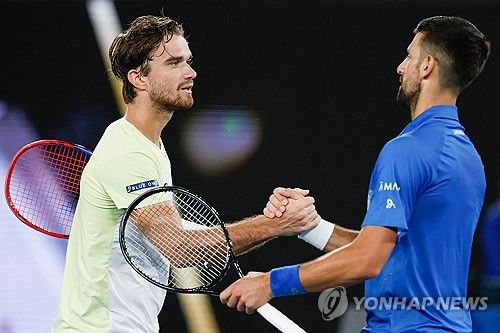 올해 호주오픈 3회전에서 조코비치를 상대한 마하치(왼쪽)