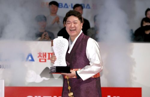 우승 트로피를 든 조건휘