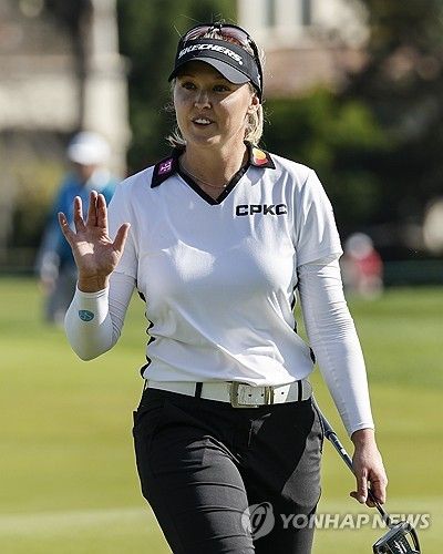 안경 벗은 헨더슨.