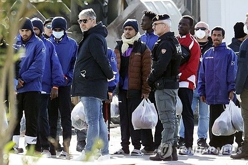 알바니아 수용소로 가는 이주민들