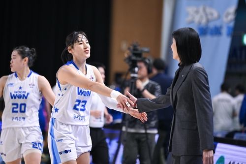 우리은행의 김단비(23번)와 전주원 코치