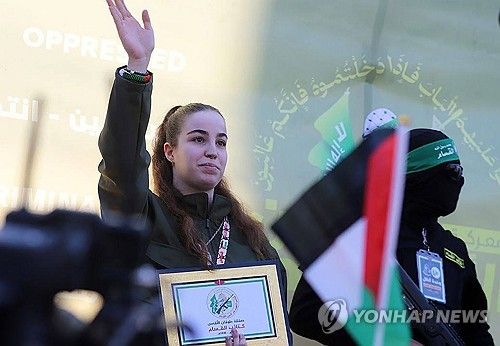 자발리야 난민촌에 마련된 무대에 오른 이스라엘 여군 아감 베르거