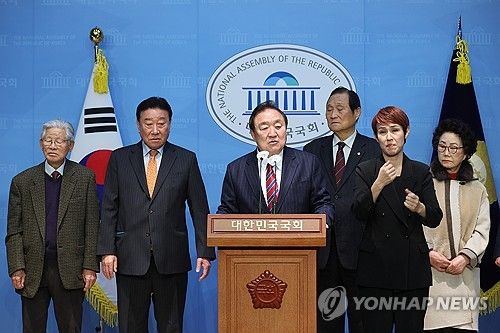 기자회견 하는 정대철 대한민국헌정회장