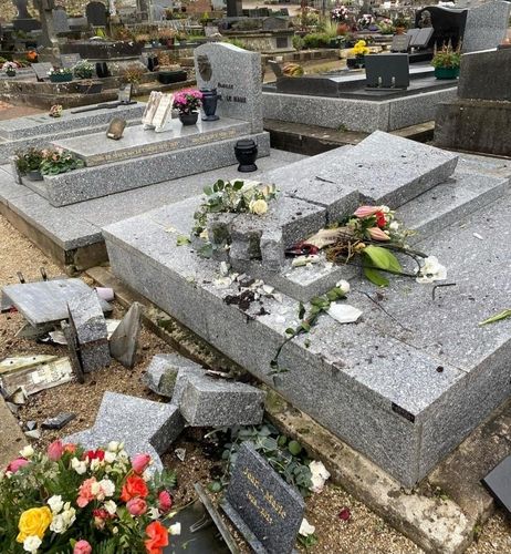 훼손된 장마리 르펜 무덤 