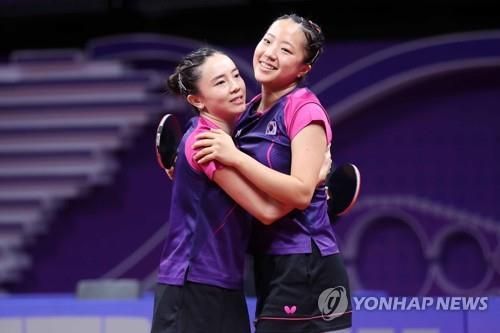 여자복식 '영혼의 콤비'였던 신유빈(오른쪽)과 전지희