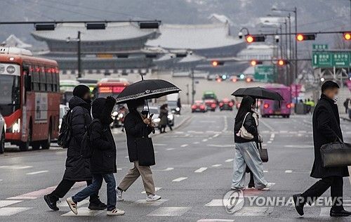 찬 바람과 눈발 속 설 연휴 끝내고 출근하는 시민들