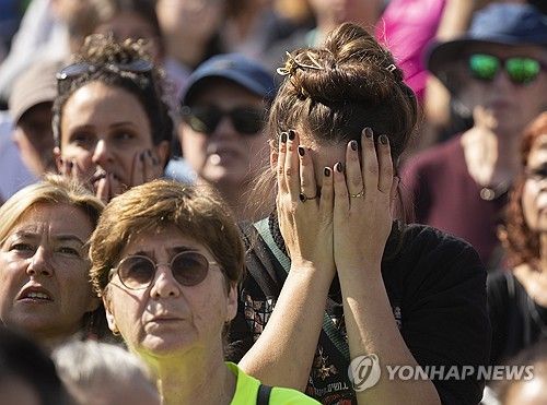 야유하는 팔레스타인인들에 둘러싸인채 풀려나는 인질의 모습을 보며 마음을 졸이는 이스라엘인들