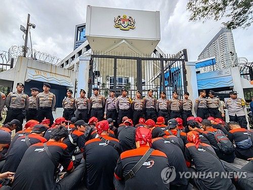 30일 자카르타 말레이시아 대사관 앞에서 열린 항의 시위