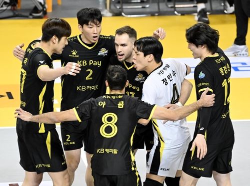 득점 후 기뻐하는 KB손해보험 선수들