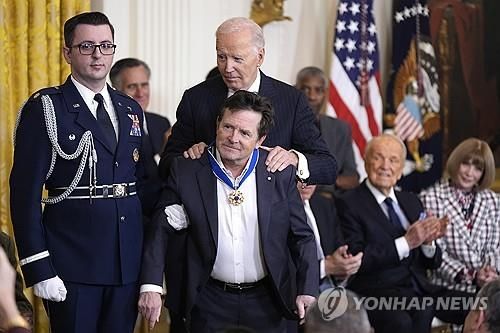 바이든 대통령으로부터 자유메달 받는 마이클 J.폭스