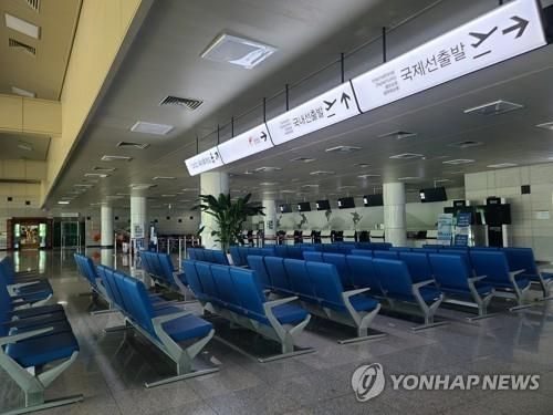 썰렁한 양양공항 대합실