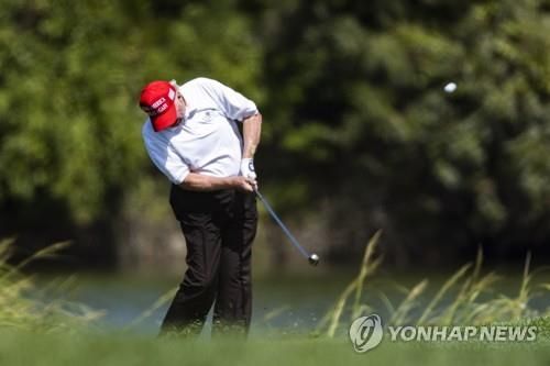 2022년 9월 버지니아주 스털링의 골프장에서 골프치는 트럼프