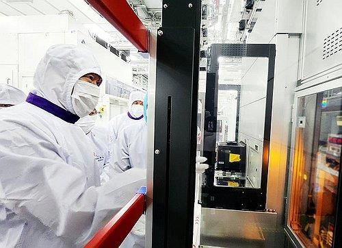 HBM 생산 현장 점검하는 최태원 회장