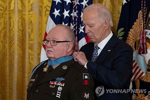 명예훈장 수여하는 바이든 미국 대통령