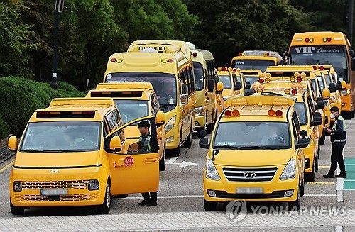 경기 수원시 수원종합운동장 주차장에서 수원시와 한국교통안전공단 관계자들이 어린이 통학버스 합동점검을 하고 있다. [연합뉴스 자료사진]