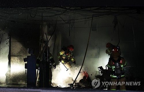 잔불 정리하는 소방관들