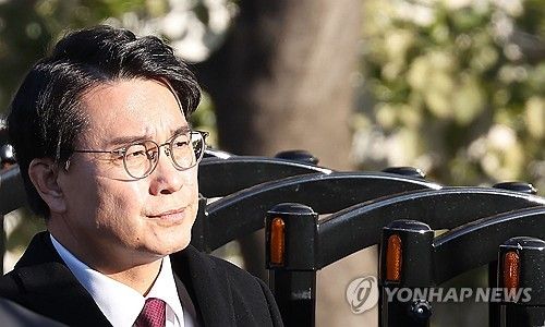 관저 바라보는 윤상현 의원