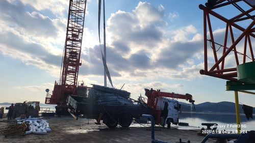 서해호에 실려 있던 카고크레인 인양 