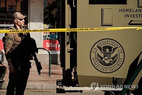 뉴올리언스 트럭 테러 현장 순찰하는 보안 요원