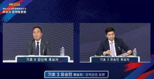 유승민 후보에게 질문하는 강신욱 후보