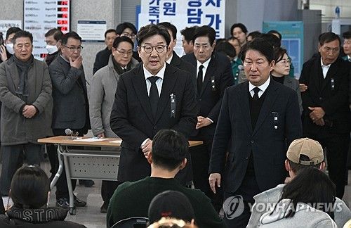 여객기 참사 유가족 위로하는 권성동 원내대표