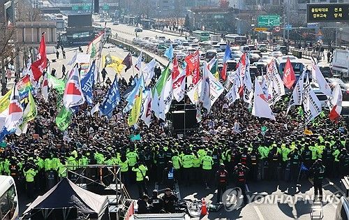 경찰에 막힌 진보단체