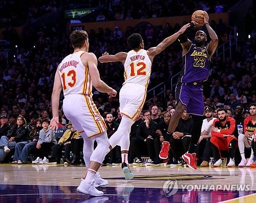 르브론 제임스(23번)의 슛