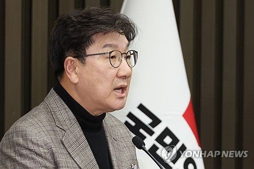 발언하는 권성동 원내대표