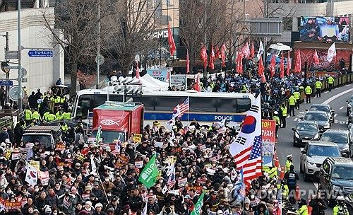 관저 앞 두 목소리