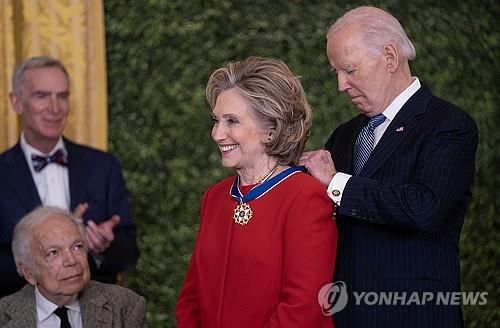 클린턴 전 국무장관에 자유메달 걸어주는 바이든