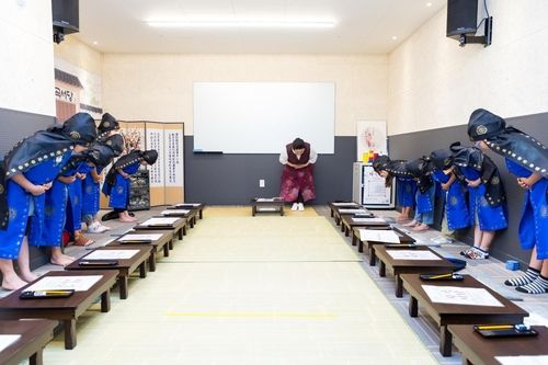 서당에서 인사를 배우는 초등학생들 