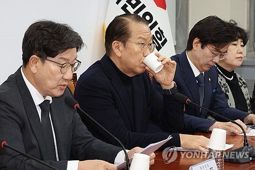 물 마시는 권영세 비대위원장