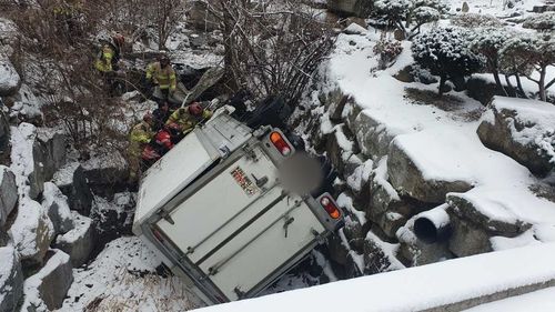 눈길에 미끄러져 추락한 탑차
