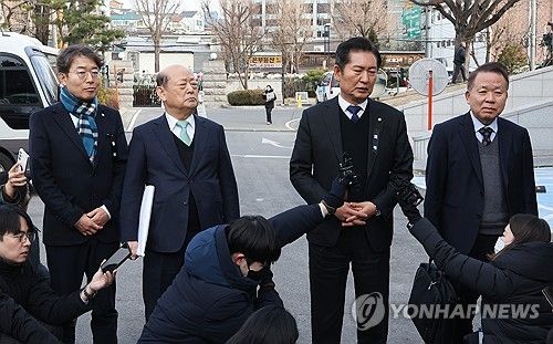 취재진 질문에 답하는 국회측 법률대리인단