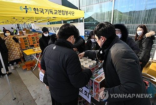 음식 준비하는 배식봉사자들