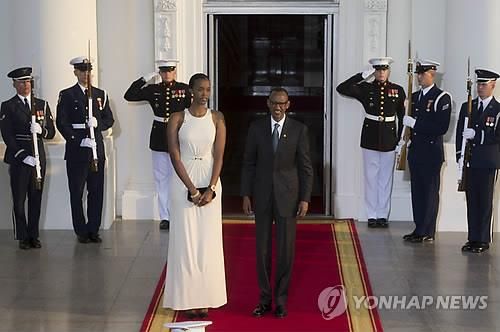 2014년 8월 미국 백악관에 도착한 폴 카가메 르완다 대통령과 딸 앙주