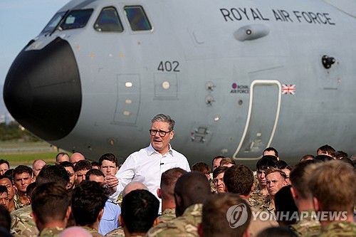 2024년 12월 키프로스 아크로티리 영국공군기지를 방문한 스타머 총리