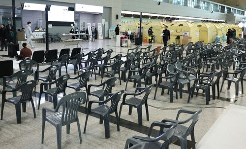 텅 빈 공항 브리핑장